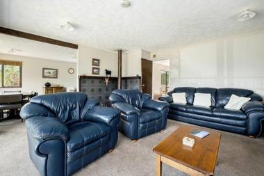 Lake and Mountain Views - Wanaka Holiday Home