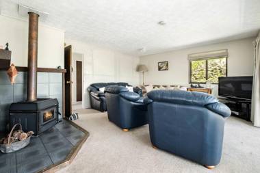 Lake and Mountain Views - Wanaka Holiday Home