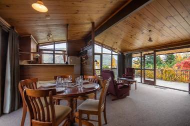Lakeside Escape - Wanaka Holiday Bach