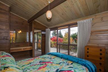 Lakeside Escape - Wanaka Holiday Bach