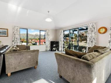 Mount Iron Magic - Wanaka Holiday Home