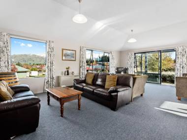 Mount Iron Magic - Wanaka Holiday Home