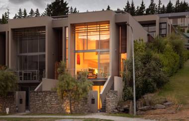 Lake Edge - Sleeps 6 - Centrally Located - Lake & Mountain Views