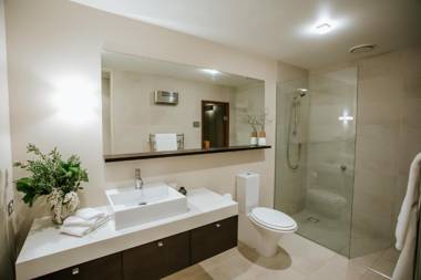 Lake Edge - Sleeps 6 - Centrally Located - Lake & Mountain Views