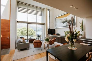 Lake Edge - Sleeps 6 - Centrally Located - Lake & Mountain Views