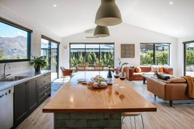 Minaret Ridge - Sleeps 8 - Mountain Views