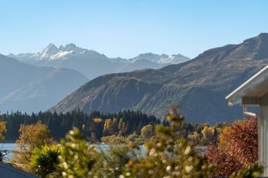 Renovated Wanaka Classic with Lake Views