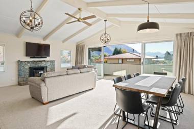 Renovated Wanaka Classic with Lake Views