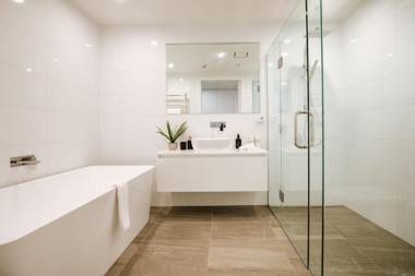 Spinnaker Tahi - Sleeps 6 - Central Location - Lake Views