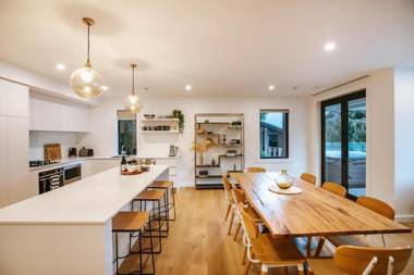 Spinnaker Tahi - Sleeps 6 - Central Location - Lake Views