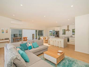 The Sun Seeker's Retreat - Pauanui Holiday Home