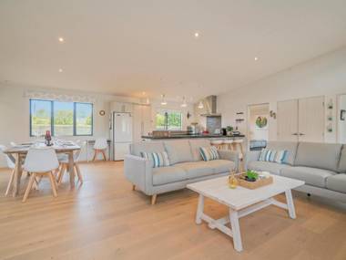 Upsides and Good Vibes - Pauanui Holiday Home