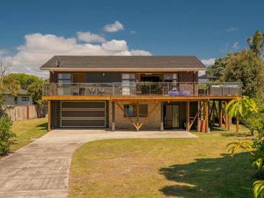 Bach on Boulevard - Pauanui Holiday Home
