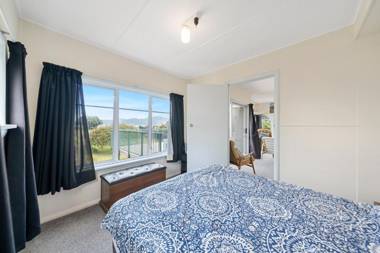 The Green Trout - Paraparaumu Beach Holiday Home
