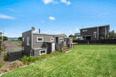 The Green Trout - Paraparaumu Beach Holiday Home