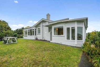 Nga Karoro - Raumati Beach Holiday Home