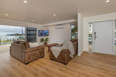 Waterfront Beach House - Paihia Holiday Home