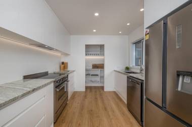 Waterfront Beach House - Paihia Holiday Home