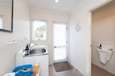 Wairangi Beach Cottage - Paihia Beach House