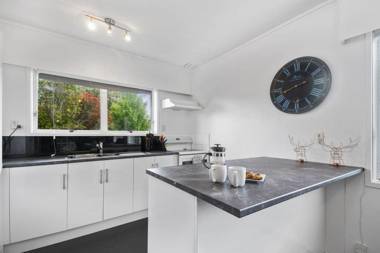 Archie's Beach Bach - Orewa Holiday Home