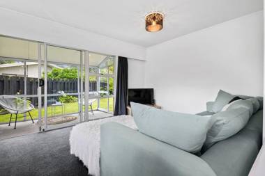 Archie's Beach Bach - Orewa Holiday Home