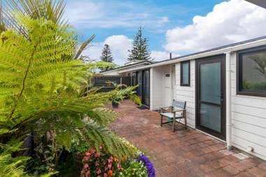 Hibiscus Hideaway - Orewa Holiday Home