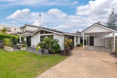 Hibiscus Hideaway - Orewa Holiday Home