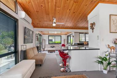 Hibiscus Hideaway - Orewa Holiday Home