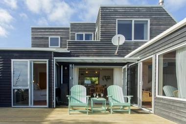 CHESTER COTTAGE - Beachfront