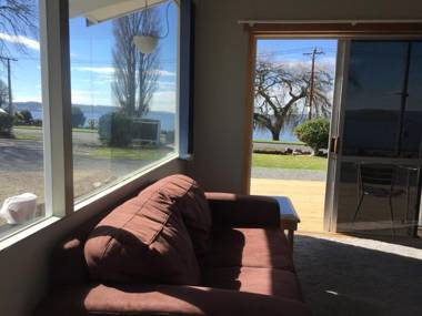 Jack & Di's Lakefront Motel