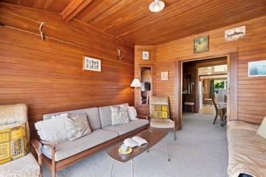 The Lake Bach - Ngongotaha Lakefront Holiday Home