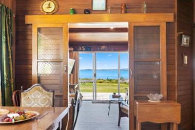 The Lake Bach - Ngongotaha Lakefront Holiday Home