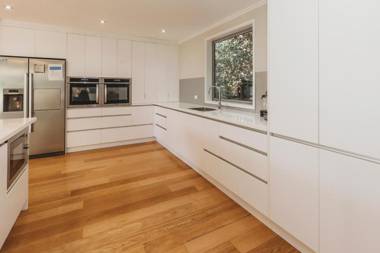 MAGIC ON MOLESWORTH - WOW FACTOR - PRIME LOCATION