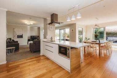 MAGIC ON MOLESWORTH - WOW FACTOR - PRIME LOCATION