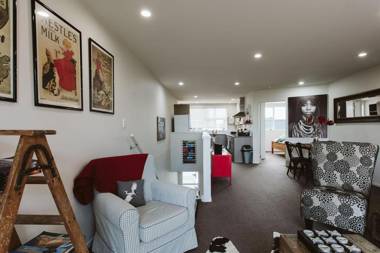 THE LOFT NO3 - CONVENIENT IN STRANDON