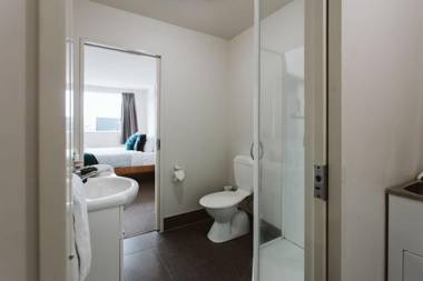 THE LOFT NO3 - CONVENIENT IN STRANDON