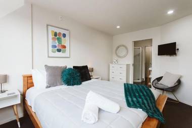 THE LOFT NO3 - CONVENIENT IN STRANDON