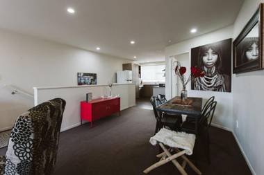 THE LOFT NO3 - CONVENIENT IN STRANDON