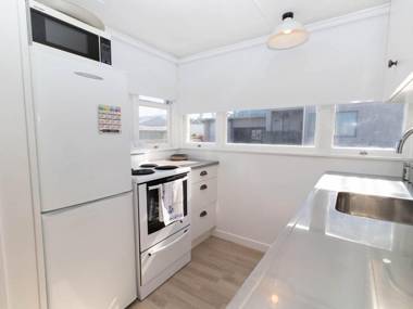 BLUE WATER COTTAGE - BY THE SEA