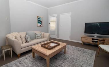 BLUE WATER COTTAGE - BY THE SEA