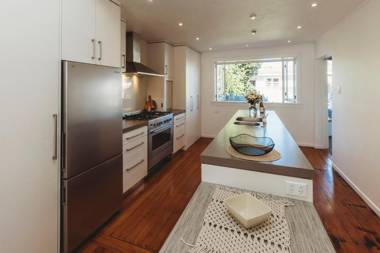 ROPIHA RETREAT - CLOSE TO FITZROY BEACH