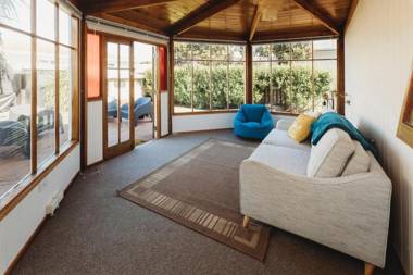 ROPIHA RETREAT - CLOSE TO FITZROY BEACH