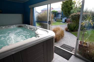 ASURE Colonial Lodge Motel