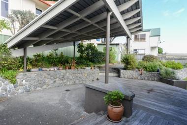 Breakwater Cottage - Napier Holiday Home