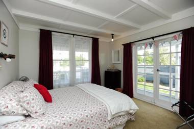 Puriri Downtown Villa - Napier Holiday Home