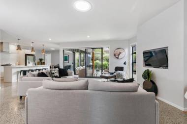 Stylish Villa Escape - Matakana Holiday Home