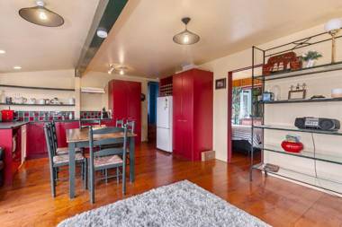 Pohutukawa Cottage - Matakana Holiday Home