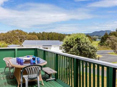 Kiwi Bach at Omaha - Omaha Holiday Home