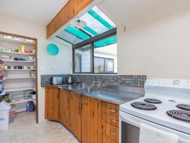 Kiwi Bach at Omaha - Omaha Holiday Home