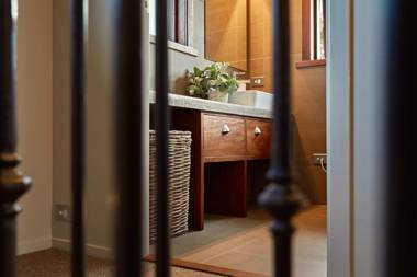 Kanuka Terrace - Luxury Strawbale House